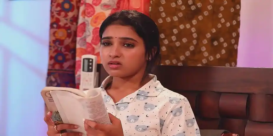 Priya Tries to Contact Karikalan - Manasellam