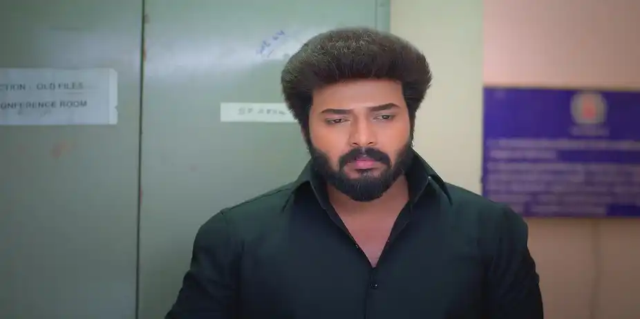 Karthikeyan Arrives at the Registration Office - Karthigai Deepam