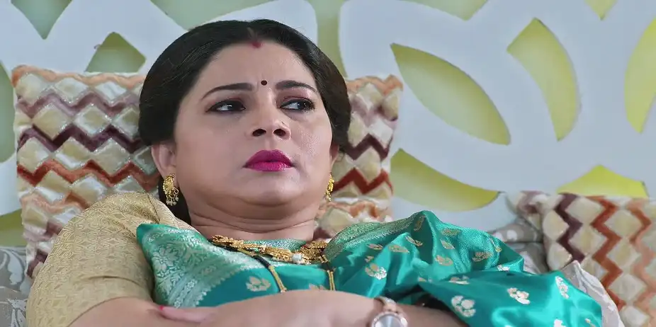 Tilottama Asks Savali to Apply Medicine - Savalyachi Janu Savali