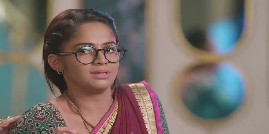 Tilottama Rushes to Help Savali - Savalyachi Janu Savali