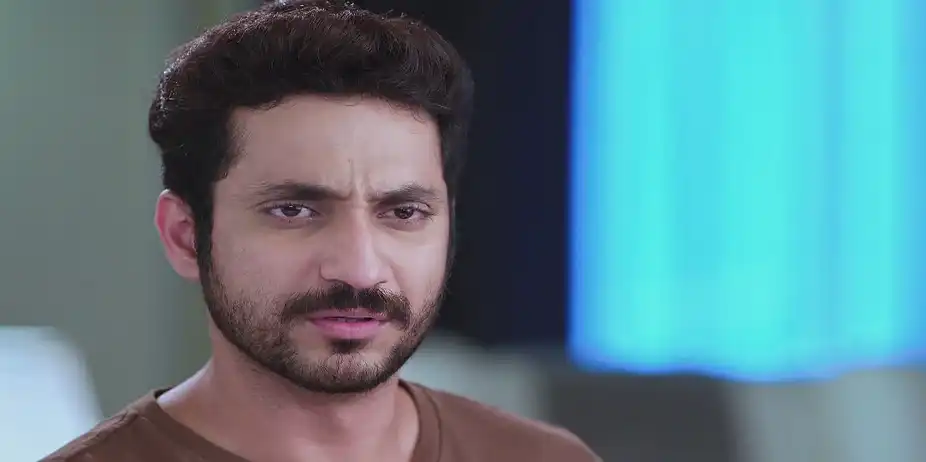 Rajkumar Apologises to Amruta - Savalyachi Janu Savali
