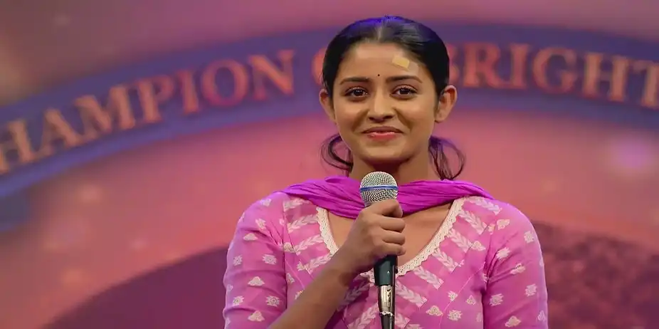 Parul Sings on Stage Despite Her Injury - Parineeta