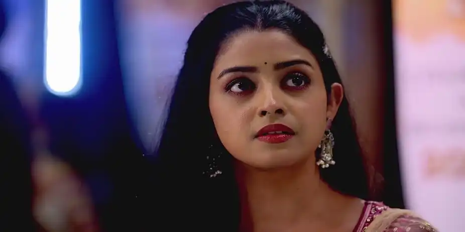 Parul Seeks Blessings from Ashutosh - Parineeta