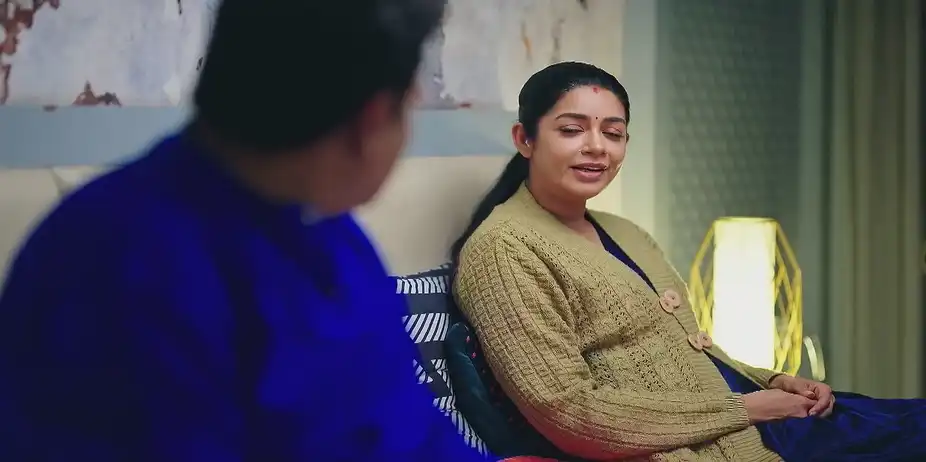 Bhoomika Asks Goutham about His Worries - Amruthadhaare