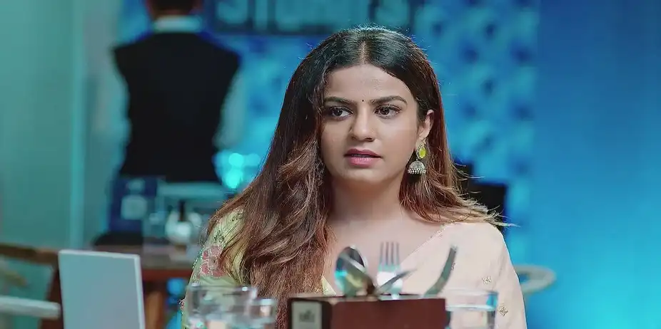 Nidhi Tries to Flirt with Karna - Karna