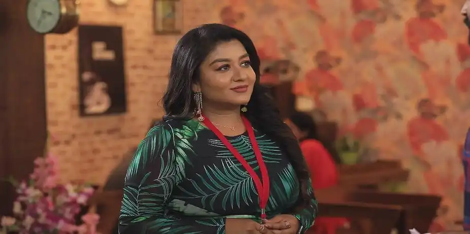 Priya Gives the Love Letter to Karikalan - Manasellam