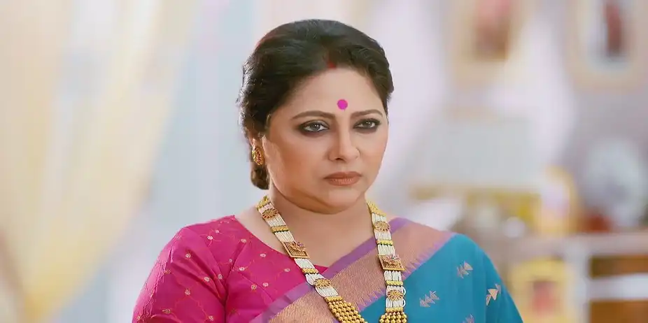 Kusum Attempts to Return the Crown to Indrani - Kusum