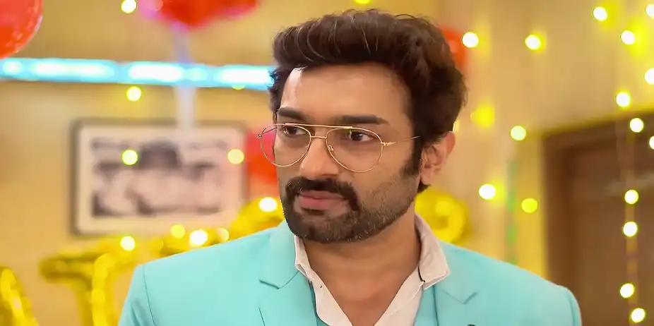 Mansi Pushes Arya to Join Apu in Cake-Cutting - Chirodini Tumi Je Amar