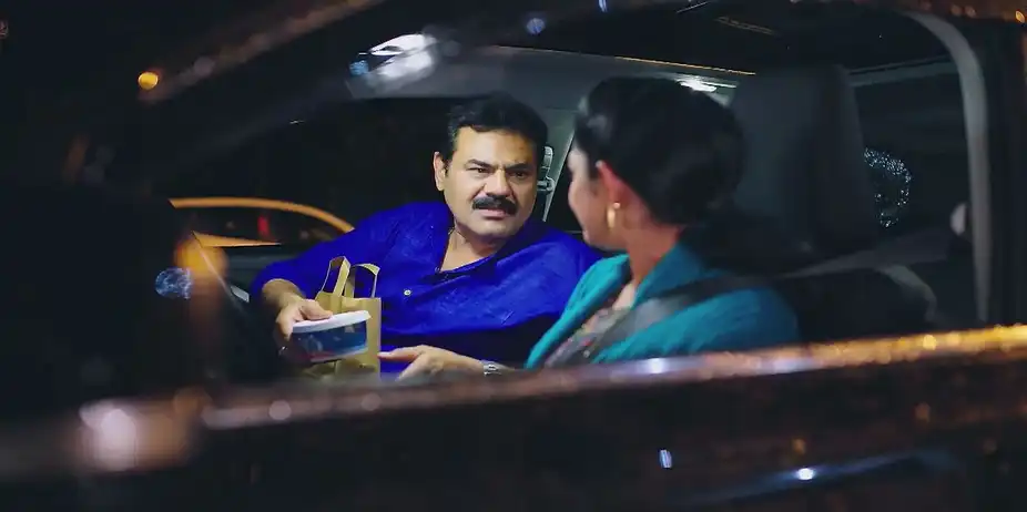Goutham Offers Ice Cream to Bhoomika - Amruthadhaare