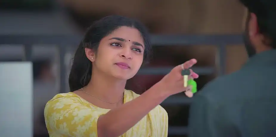 Indhu Teaches Karna a Lesson - Chinnan Siru Kiliye