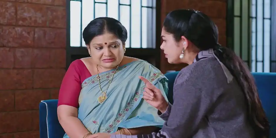 Bhoomika Reassures a Worried Bhagya - Amruthadhaare