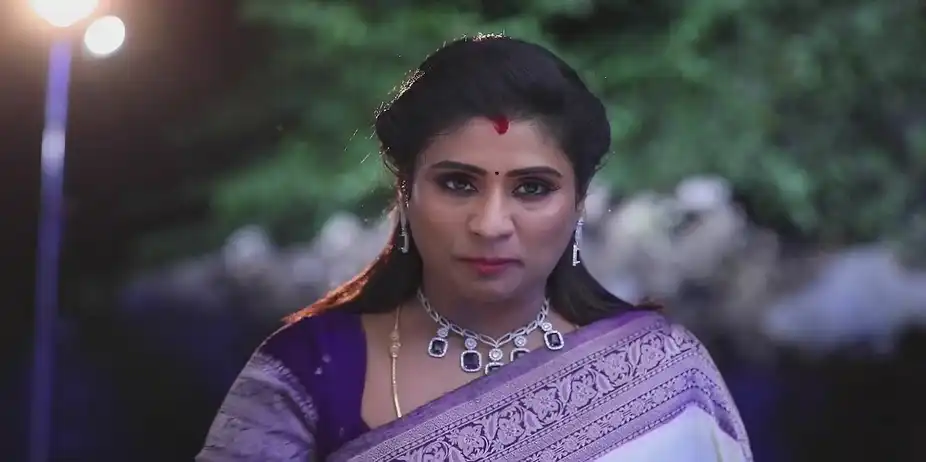 Thulasi Stops the Police - Mounam Pesiyadhe