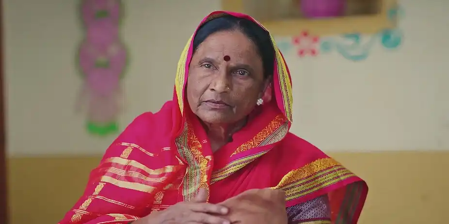 Rajashree Questions Aaji Who Comes Home - Lakhat Ek Amcha Dada