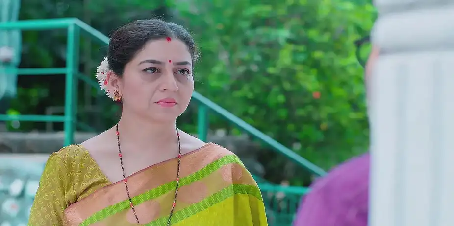 Tulasi Hears Meera's Cries at a Temple - Shrirasthu Shubhamasthu