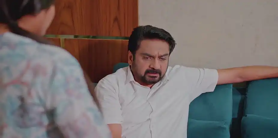 Prathapa Varma Has a Word with Rithika - Akale
