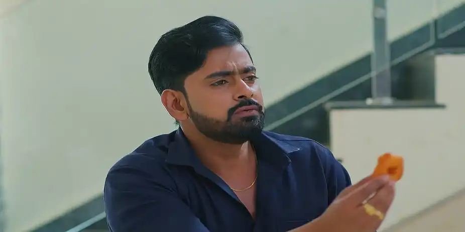 Rajalakshmi and Shaurya Feed Each Other - Sandhyaraaga