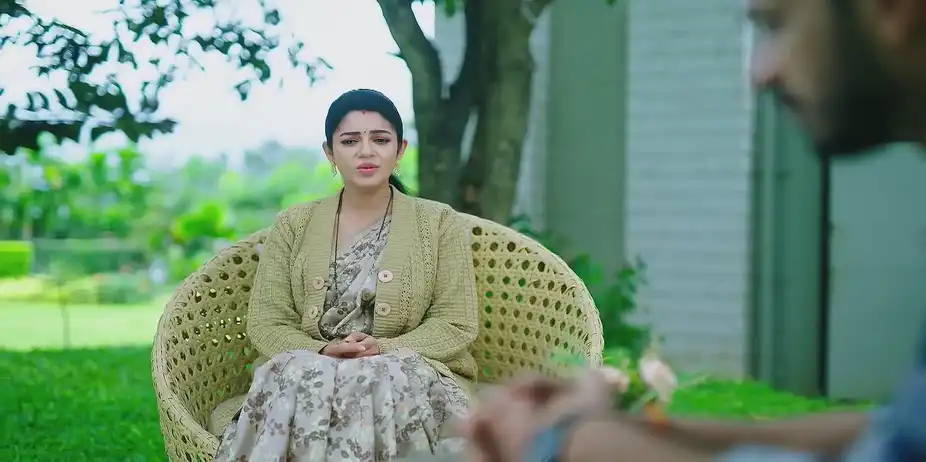 Bhoomika Discusses Goutham with Srujan - Amruthadhaare