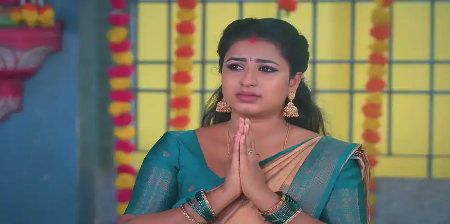 Revathi Prays to the Deity - Karthigai Deepam