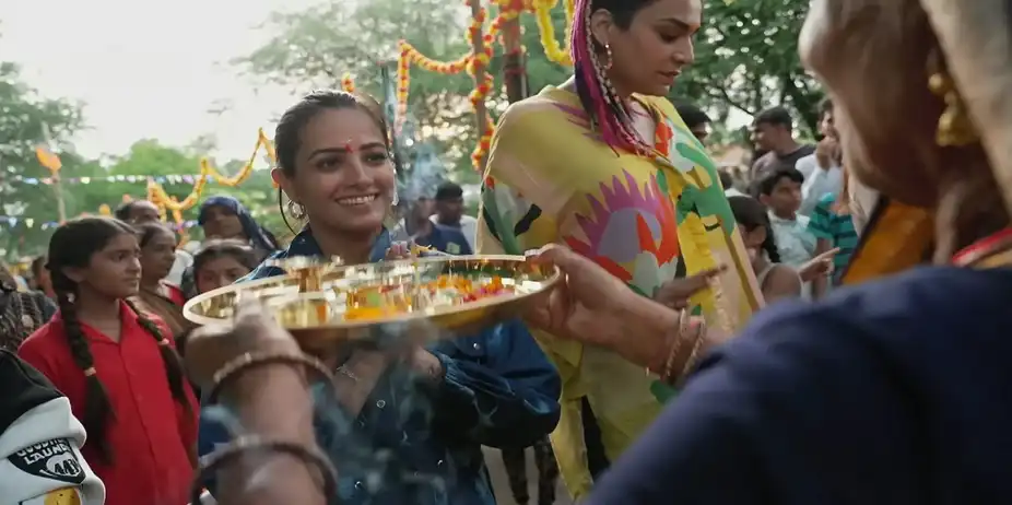 The Villagers Welcome the Girls Warmly - Chhoriyan Chali Gaon