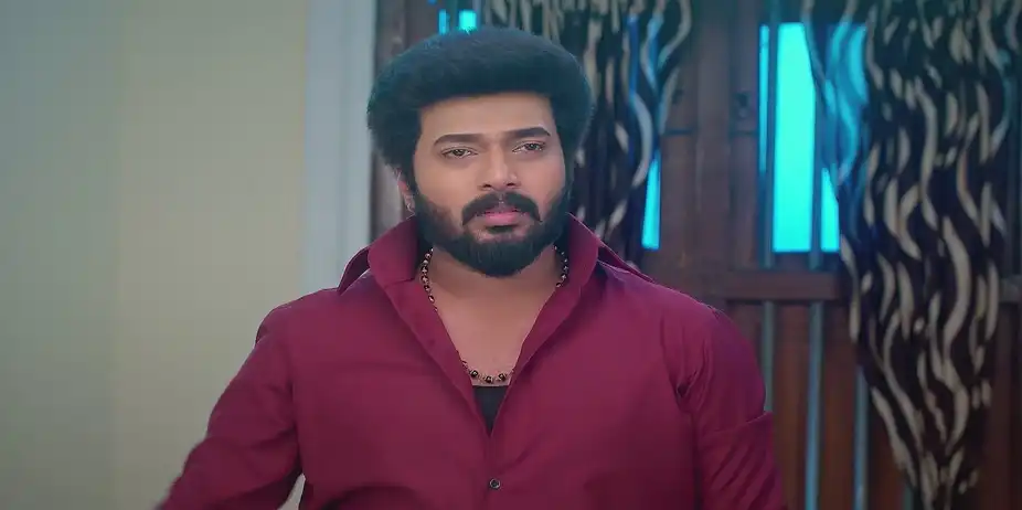 Muthuvel Tries to Escape - Karthigai Deepam