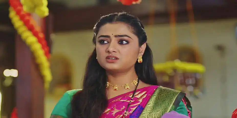 Daddy Steals the Goddess' Jewellery - Lakhat Ek Amcha Dada