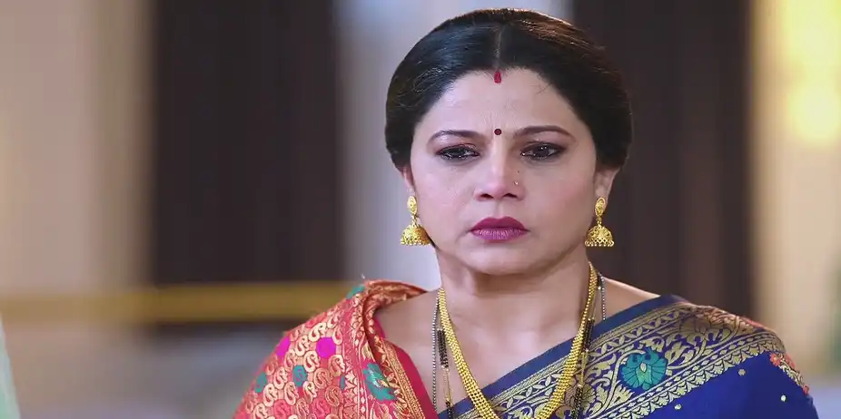 Jagdamba Is Happy to See Rajkumar - Savalyachi Janu Savali