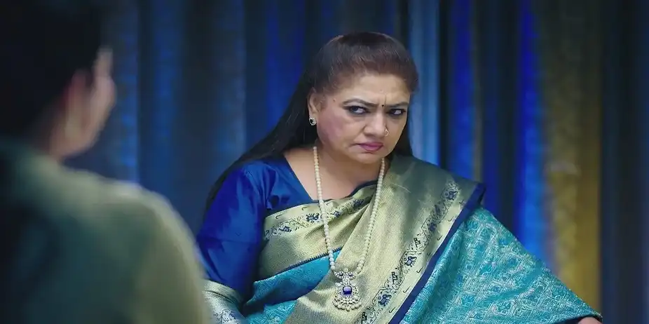 Bhoomika Mockingly Feeds Shakuntala - Amruthadhaare