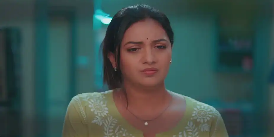 Dilip Tries to Console Swanandi - Veen Doghatli Hi Tutena