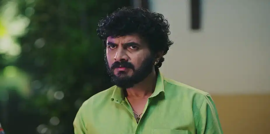 Tulja and Surya’s Sisters Block the Police Van - Lakhat Ek Amcha Dada