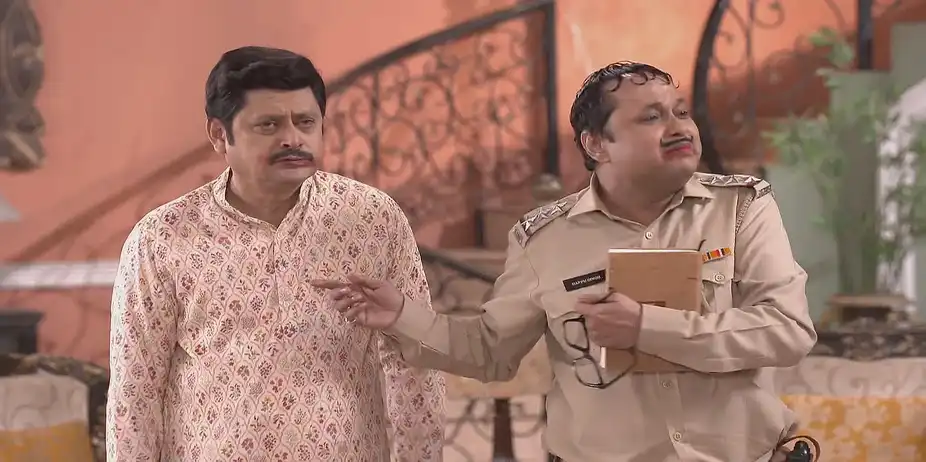 Tiwari Kisses Happu - Bhabi Ji Ghar Par Hai