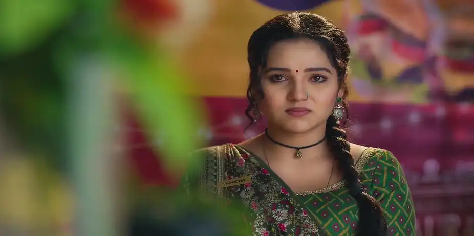 Avinash Meets Devansh as Naina - Vasudha