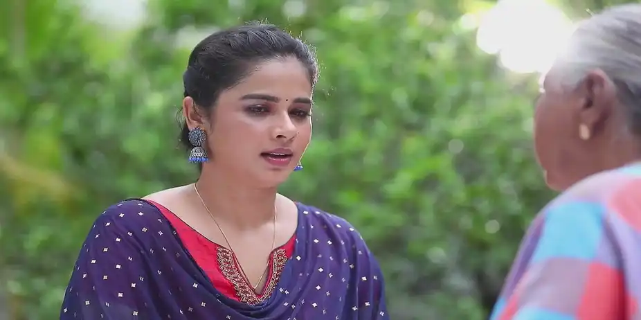 Ramya Gets a Tattoo Done - Mounam Pesiyadhe