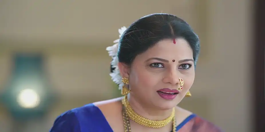 Bhairavi Agrees to Eat Seated on the Floor - Savalyachi Janu Savali