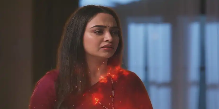 Manjiri Puts Her Head on Meera's Feet - Tula Japnar Aahe