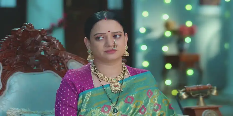 Maya Tells Everyone about Manjiri's Health - Tula Japnar Aahe