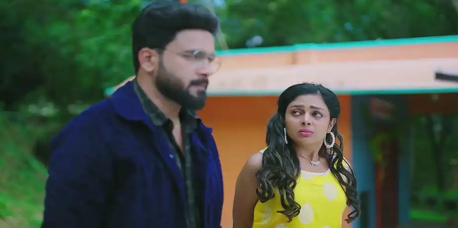 Bhoomika Holds Diya at Gunpoint - Amruthadhaare