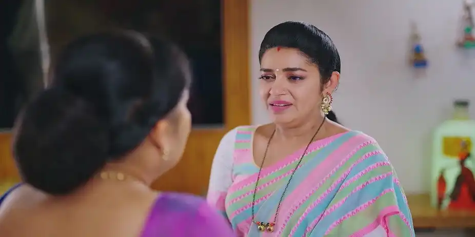 Bhoomika Decides to Leave the House - Amruthadhaare
