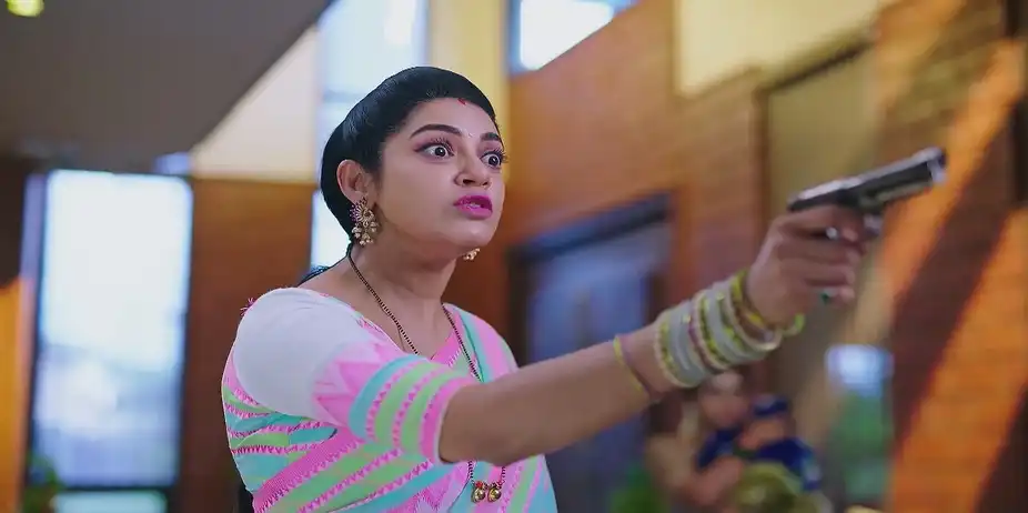 Bhoomika Threatens Shakuntala with a Gun - Amruthadhaare