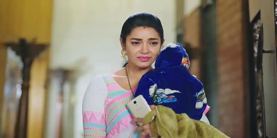Malli Tries to Stop Bhoomika from Leaving - Amruthadhaare