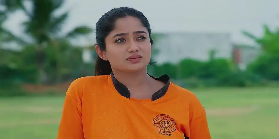 Asmita Mocks Aadhya's Hockey Skills - Sandhyaraaga