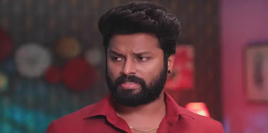 Varalakshmi Distracts Varadarajan - Manasellam