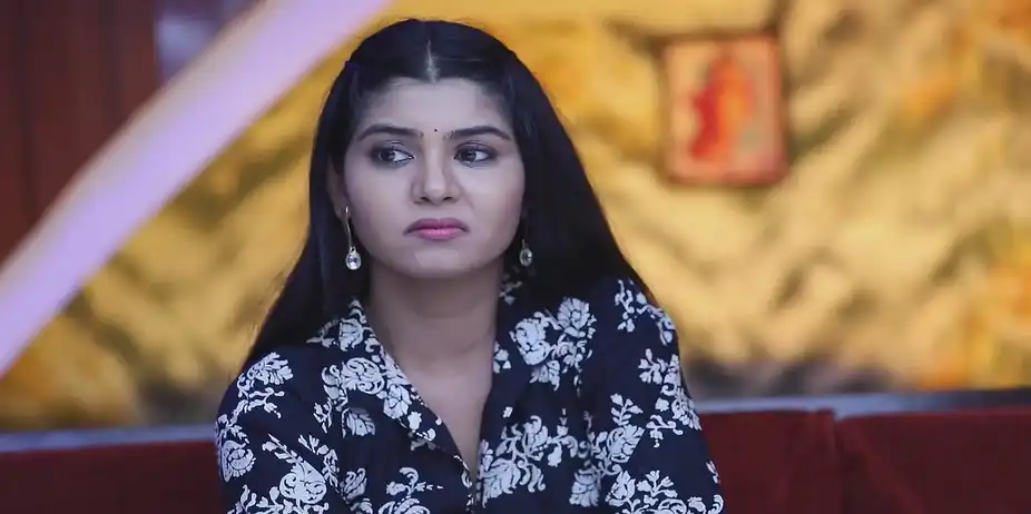 Thulasi Scolds Janani - Mounam Pesiyadhe