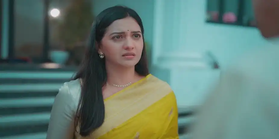 Samar Tries to Comfort Swanandi - Veen Doghatli Hi Tutena