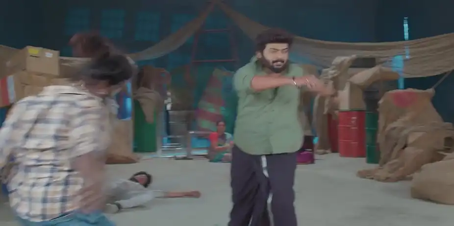 Raja Rescues Vasantha - Karthigai Deepam