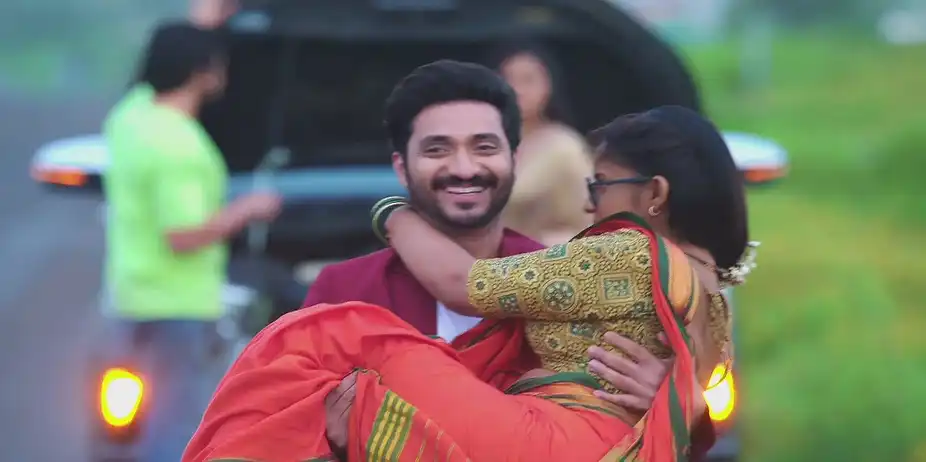 Sarang Removes a Thorn from Savali’s Foot - Savalyachi Janu Savali