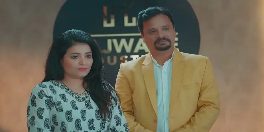 Mandakini Calms an Angry Swanandi - Veen Doghatli Hi Tutena