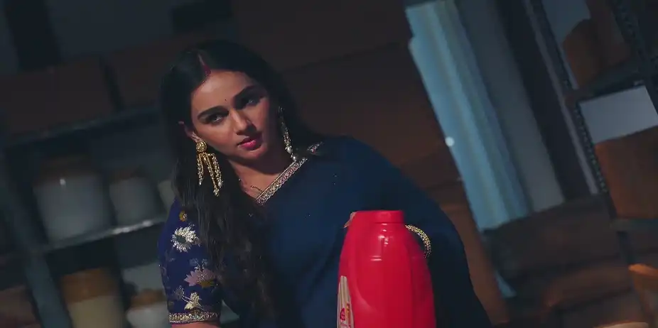 Jagriti Hides when Akash Enters the Storeroom - Jagriti