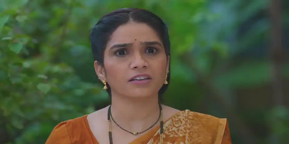 Veena Is Delighted to See Shriniwas’ New Car - Lakshmi Niwas