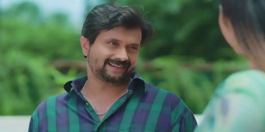 Rajkumar Gives Aishwarya a Cheque - Savalyachi Janu Savali