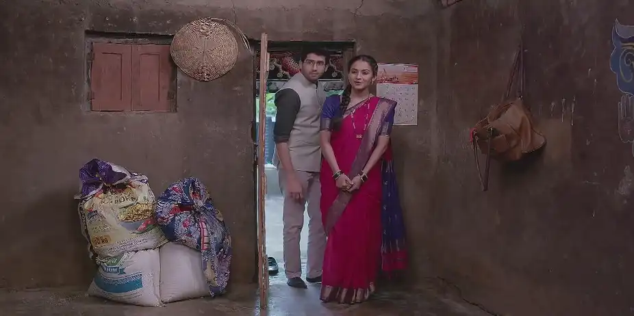 Meera Asks Saru Aaji about Radha - Tula Japnar Aahe